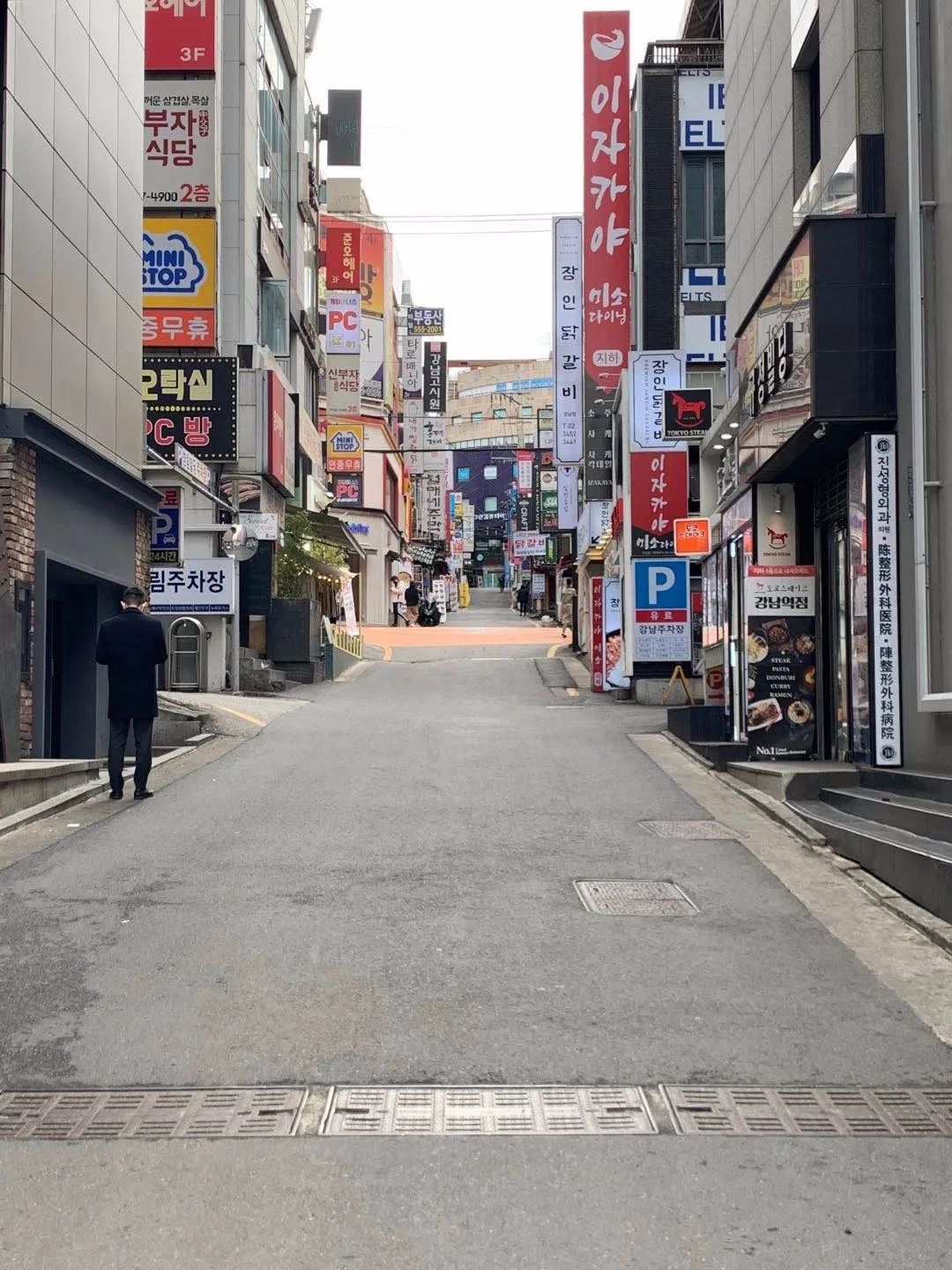 此时此刻，他们在日本，他们在韩国