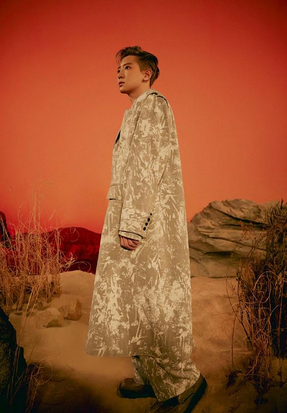 难为EXO的cody了!能找到这么多怪衣服,*钟金**仁用脸消化乞丐装