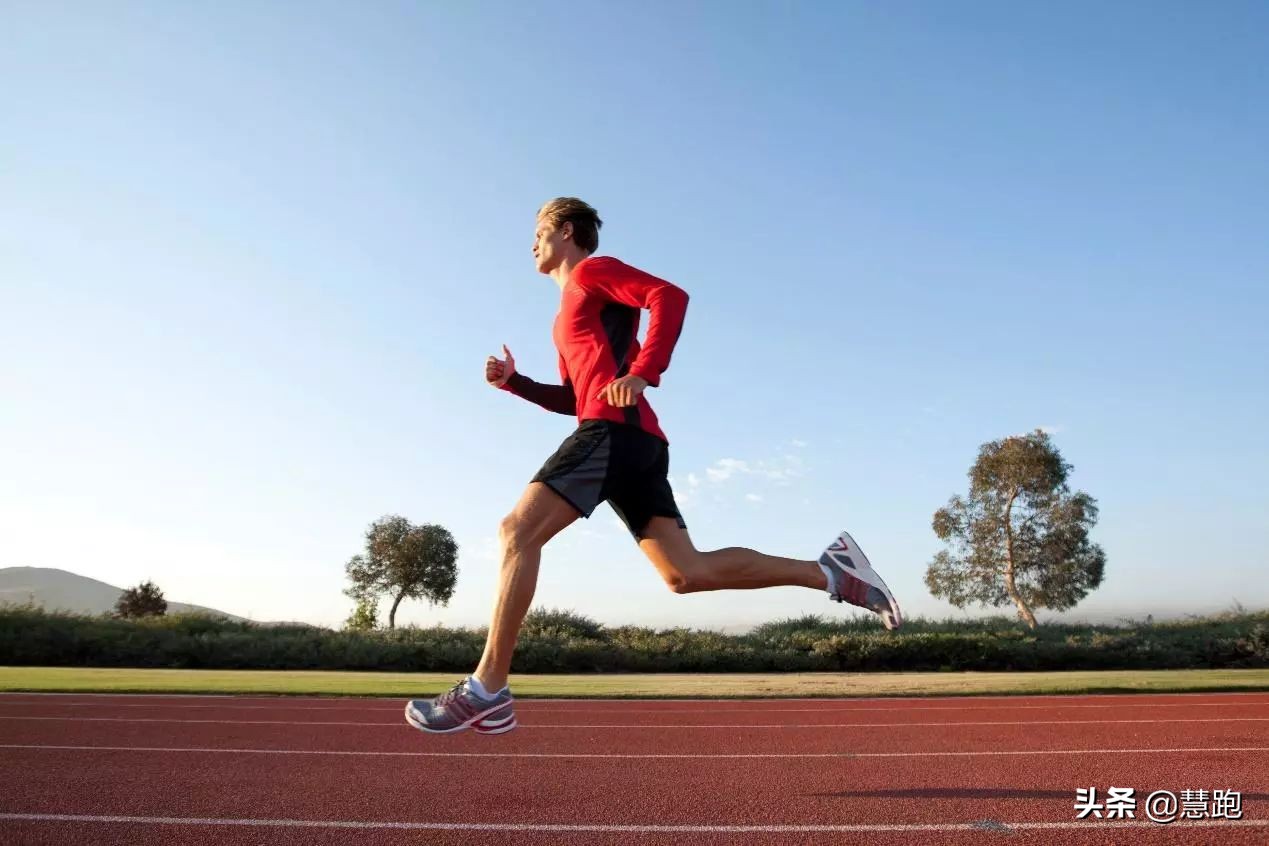 疫情严峻宅在家里怎么练？送给跑者5套不带重样的力量训练动作