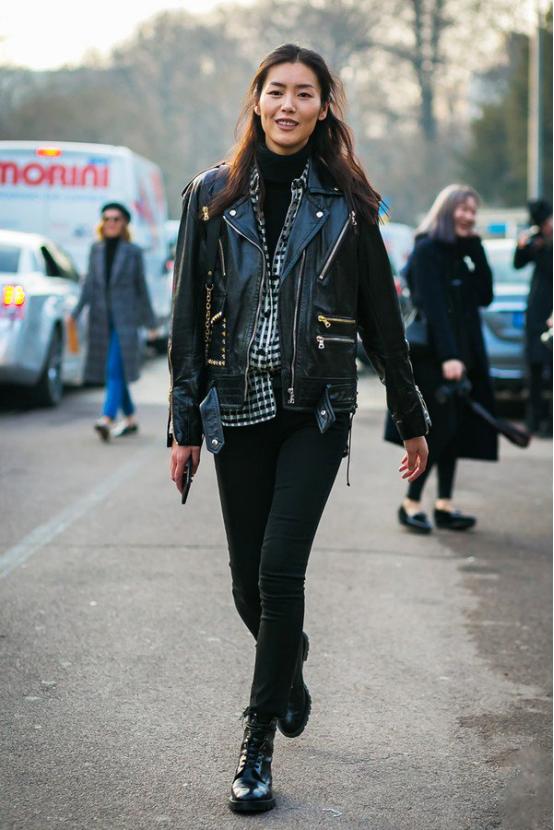 刘雯机场穿搭最近皮衣,刘雯穿全黑色服装休闲又帅气