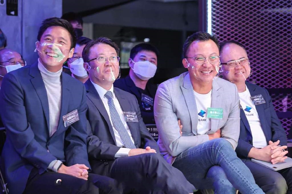 郭晶晶黑西装穿搭,郭晶晶穿蓝色裙配西装