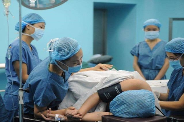 顺产一般几天开始拉粑粑,顺产时拉大便了医生会帮忙洗吗