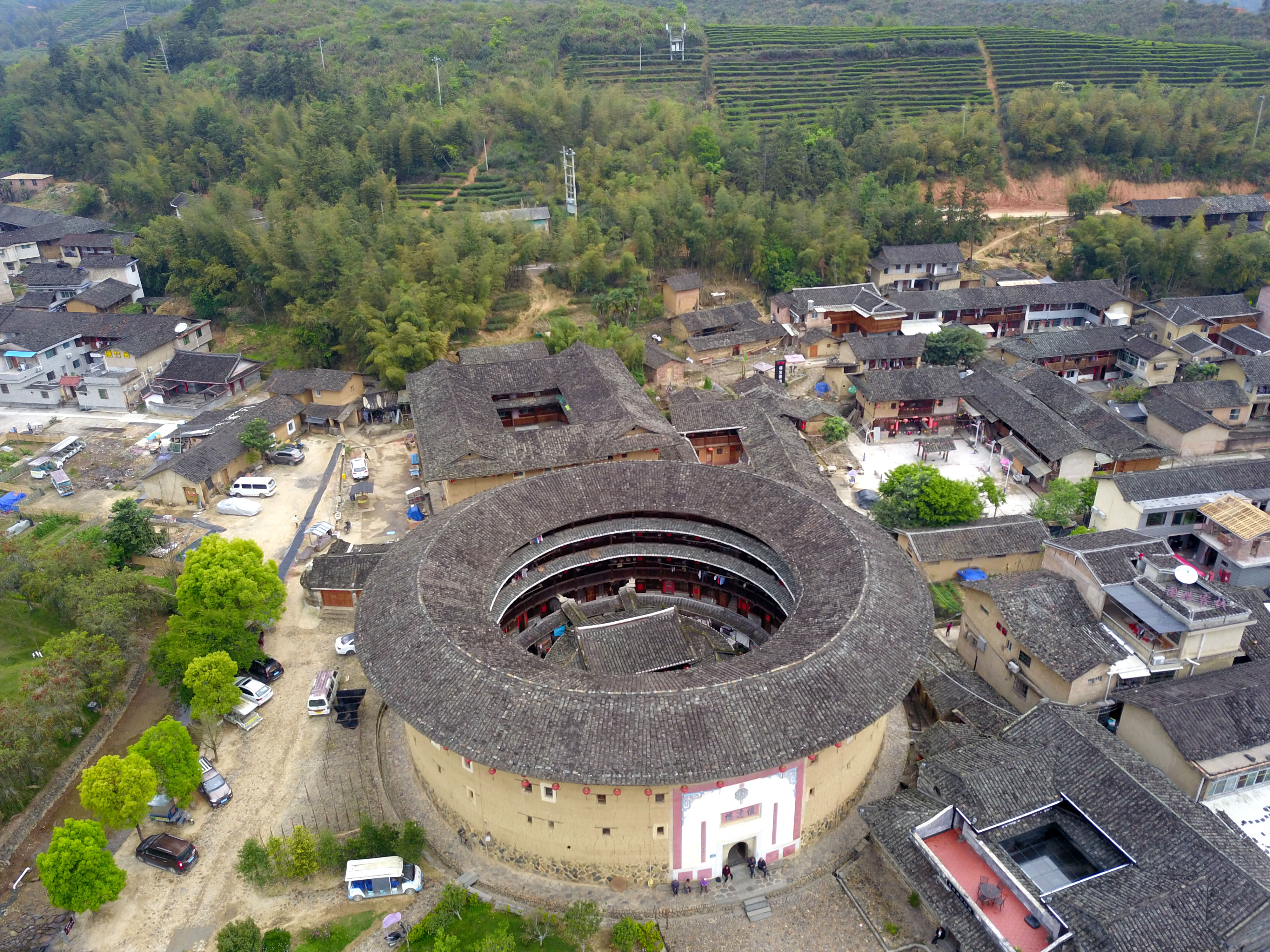 福建漳州土楼和永定土楼哪个好玩,漳州神奇的土楼