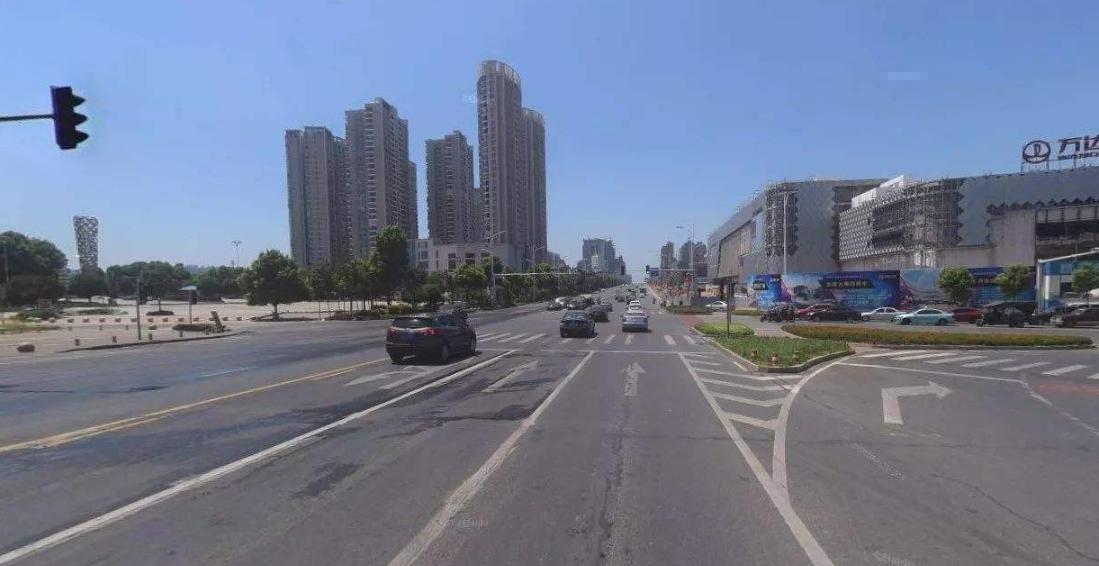 为何有人等红灯时一直踩着刹车,开车等红灯怎么踩刹车才是正确的