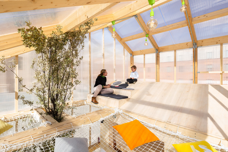 面面俱到的透明木楼,马德里庭院中央的艺术家城市住宅装置