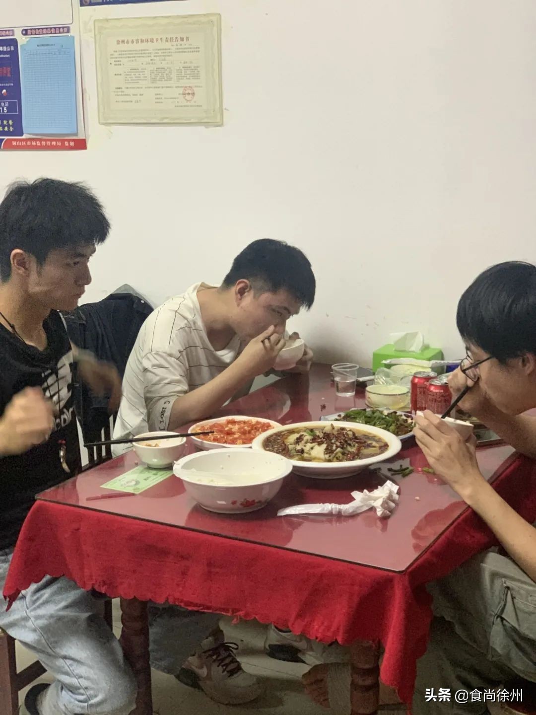 很多人从这家夫妻馆子认识徐州菜，芝麻鸡、沸腾鱼爆辣爆好吃