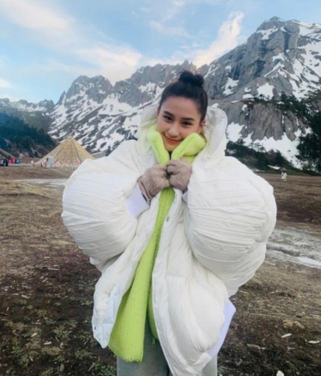 曝何超莲和窦骁,何超莲与窦骁雪山玩摔跤