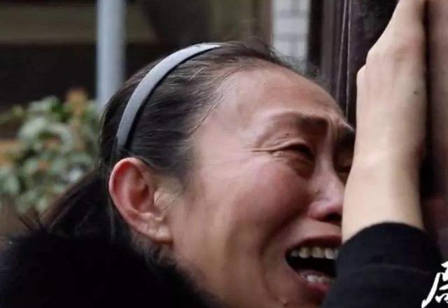 孩子腰疼妈妈贴膏药,小朋友说腰疼妈妈不当心