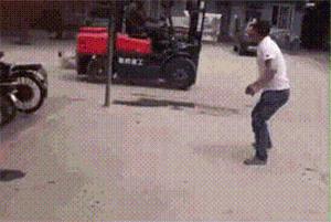 少林四大金刚：不会点功夫还真开不了叉车#趣图gif#