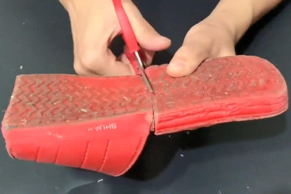 拖鞋坏了可以扔一只吗,拖鞋坏了扔垃圾桶