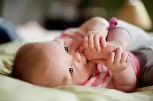 婴儿为什么喜欢摸手,宝宝经常摸哪里聪明