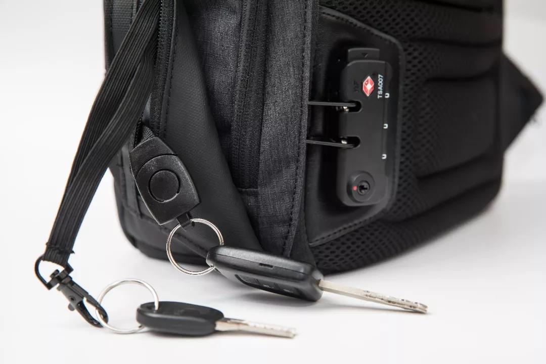 一个英国潮牌户外背包，如何做到颜值、防盗、收纳并存？