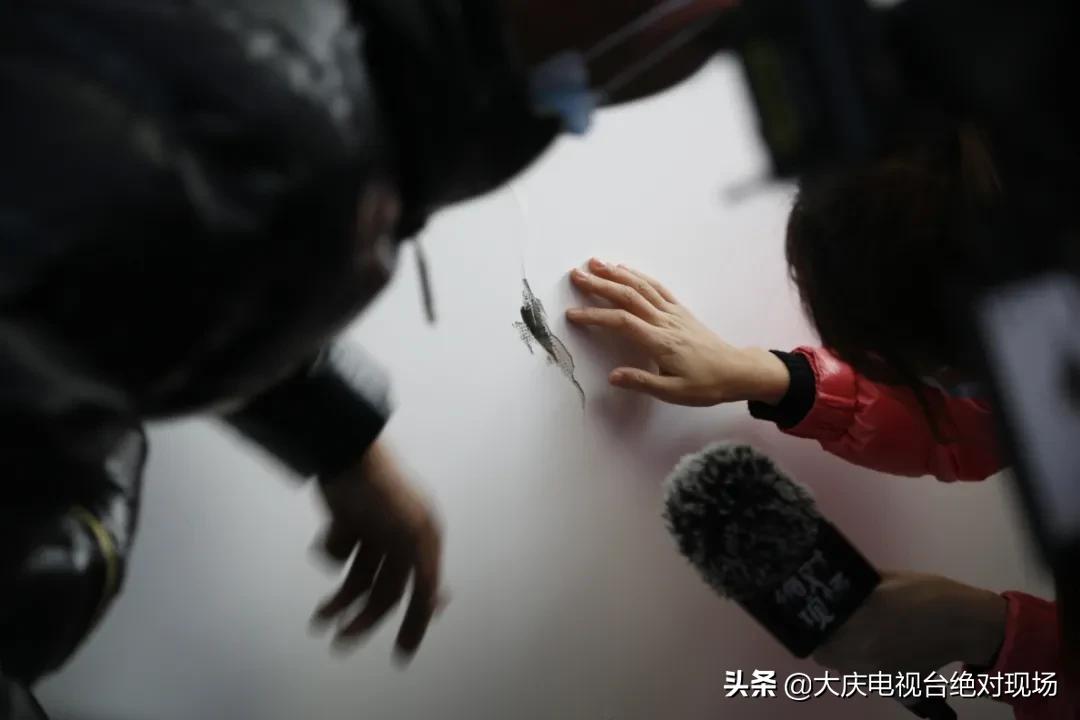 一栋楼墙体同一位置开裂,一栋楼有好几户室内墙体裂缝