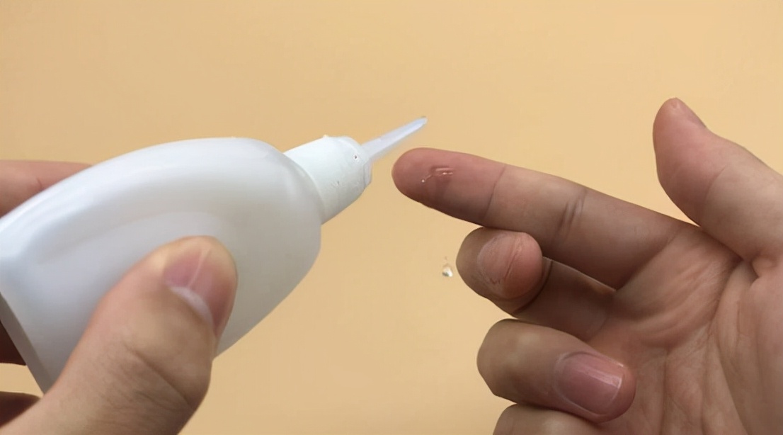 用502胶粘人事故,两小伙被502胶水粘住了