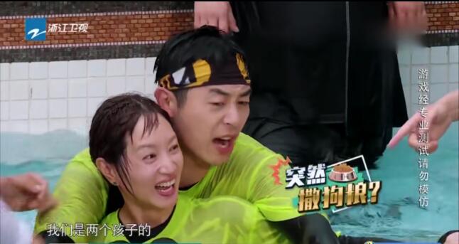 女子冒雨送饭被老公撑伞,女子冒雨送饭见丈夫撑伞