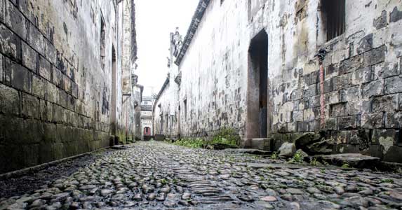 故事：男子酒醉砸毁祠堂，当晚性情大变生啃活鸡