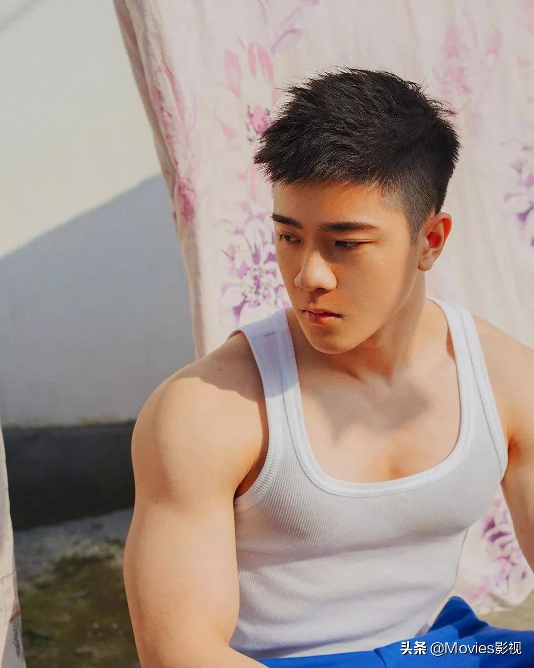 穿短裤比汪小菲还好看！奶凶腱子肉小狼狗，浴室照疯狂撩粉！