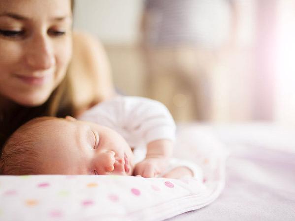 婴儿晚上睡觉翻来覆去在床上打转,婴儿翻来覆去打转