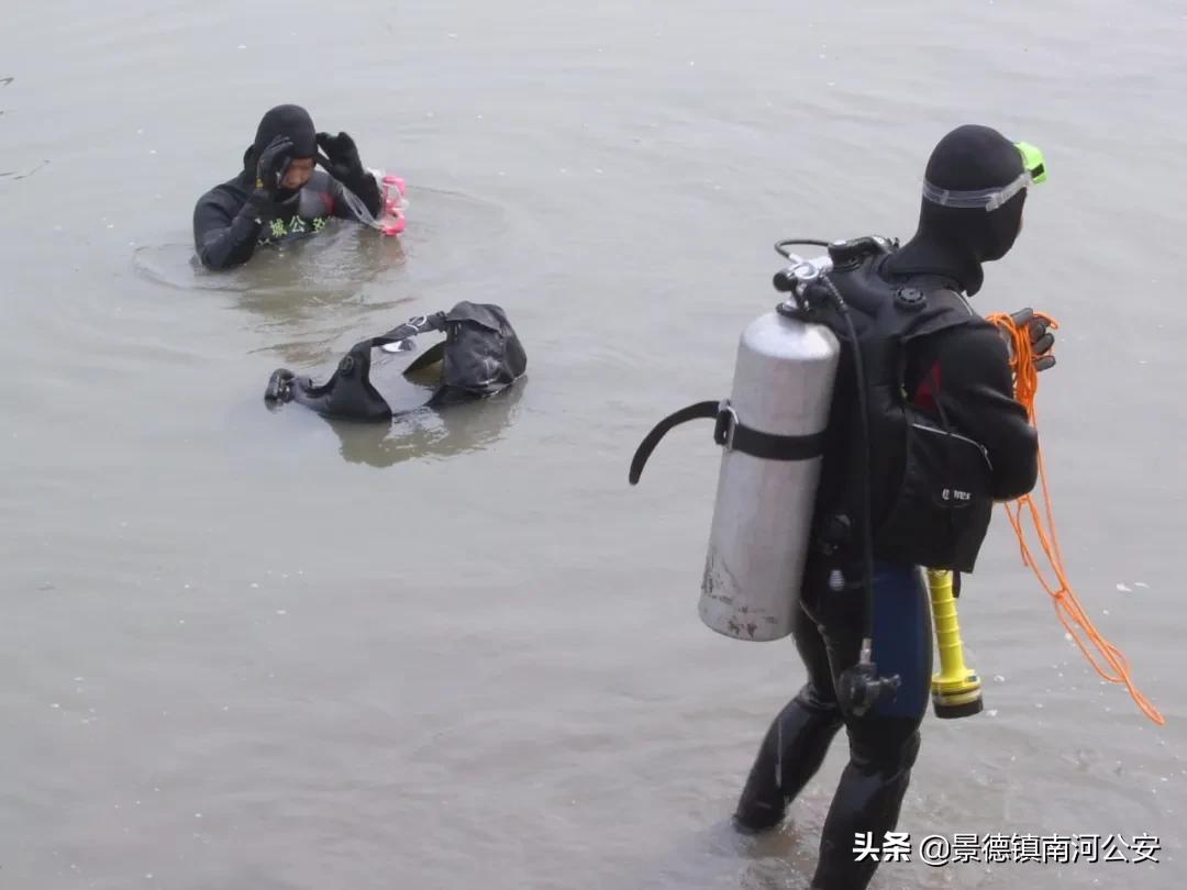 海边警察找到尸体,在水下找到人的尸体