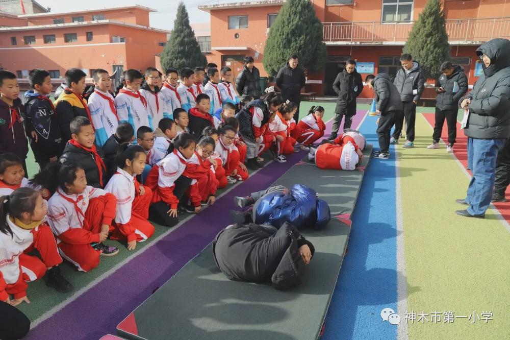 神木第一小学拔河比赛,小学体育优质课简报