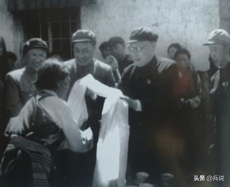 解放前的西藏农奴遇见解放军,农奴遇到解放军