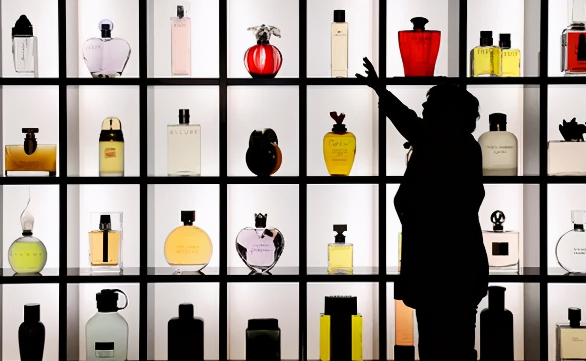 大学教授创业，如今市值1000亿：揭秘中国“敏感肌第一股”薇诺娜