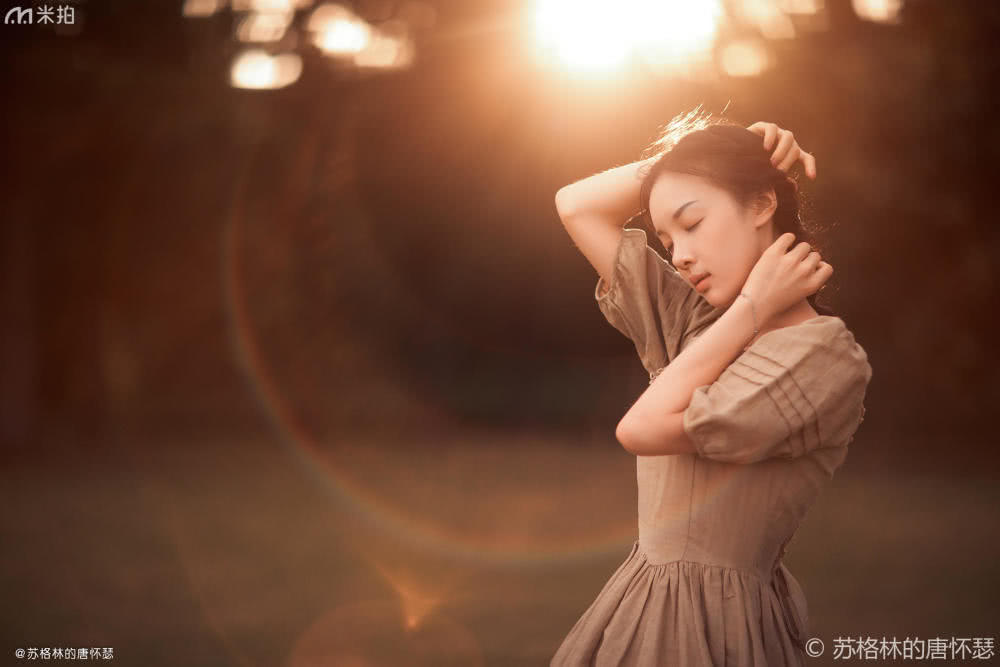 草地美少女拍照姿势,草地少女风写真