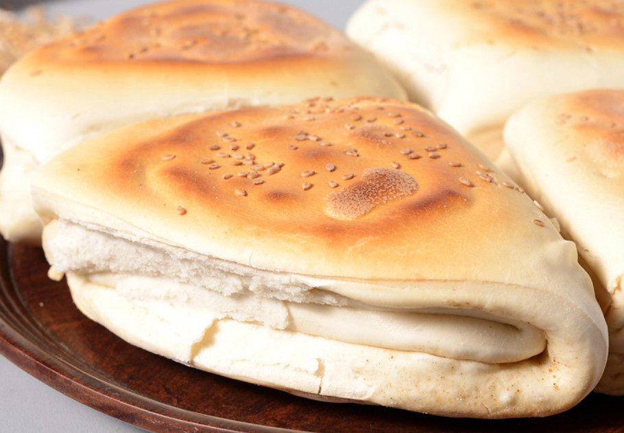 孩子宅家不想写作业，就爱看电视追剧，妈妈居然还给他吃笋炒肉