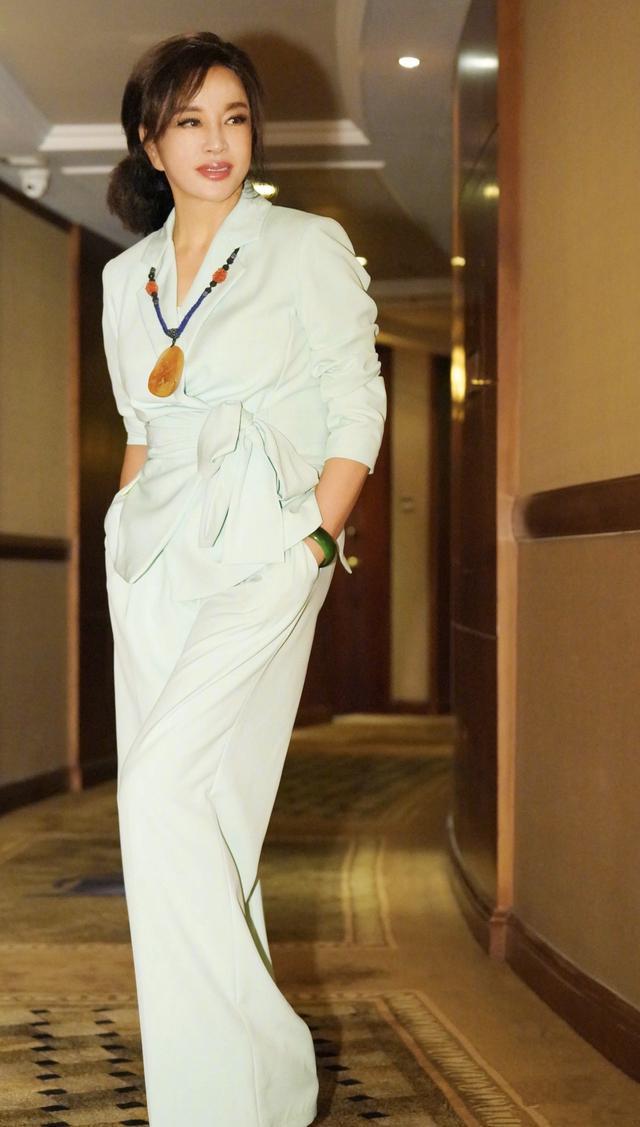 刘晓庆夏天穿的运动装都有哪些,刘晓庆穿羽绒服好看吗