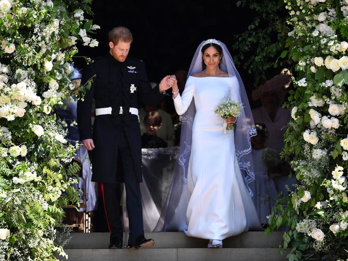 皇室穿的衣服到底有多贵？梅根的婚纱可以买下一栋房子