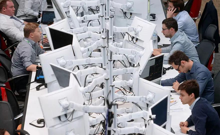 俄媒:俄罗斯人列举加班引起的各种不适