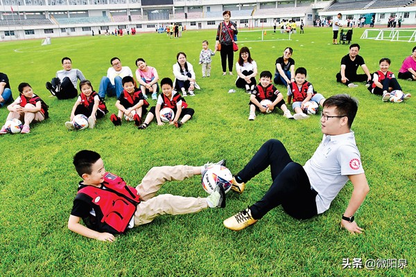 亲子互动小足球,亲子活动小小记者