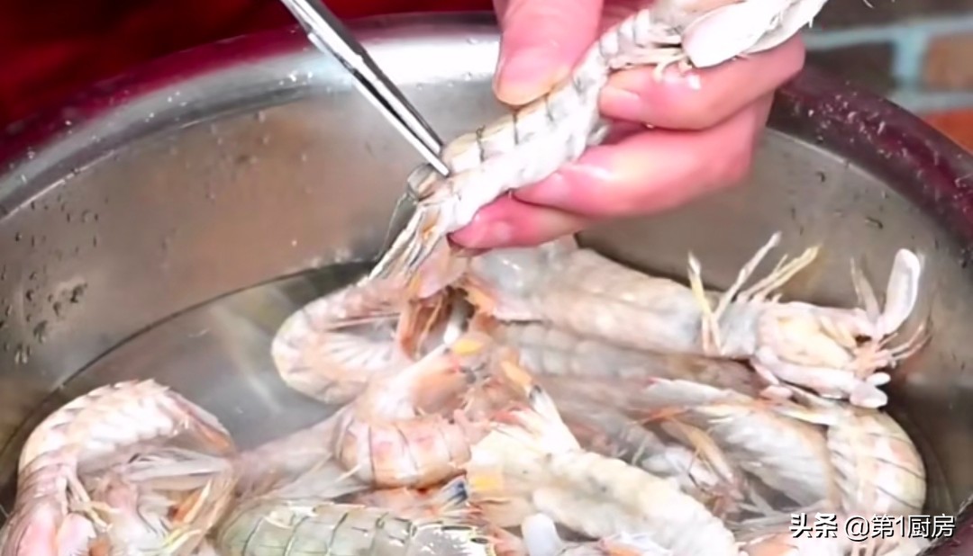 椒盐皮皮虾怎么做才能酥脆好剥皮,做椒盐皮皮虾熟了虾壳能吃吗