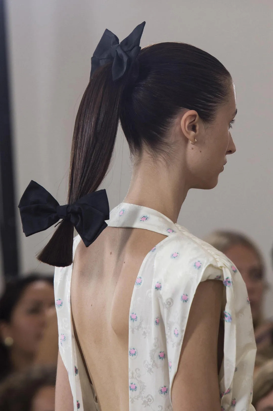 女生头上有东西,女生头上小饰品