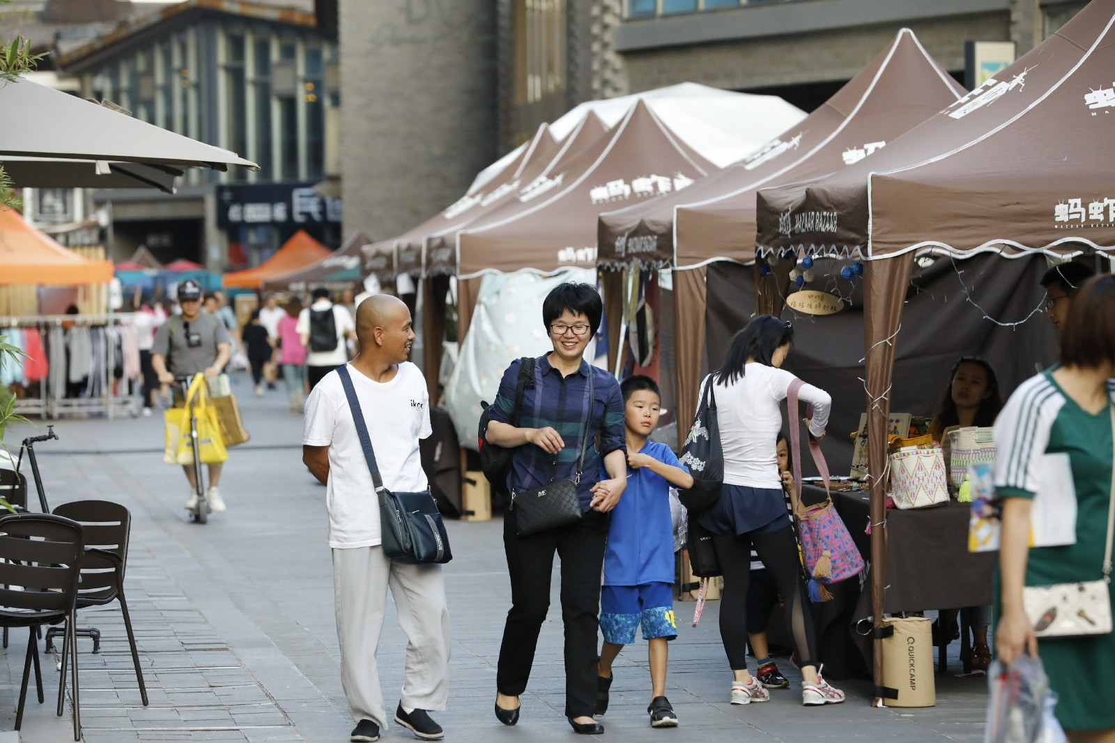 周末哪里去?苹果社区“红运坊潮牌文化街”来赶集