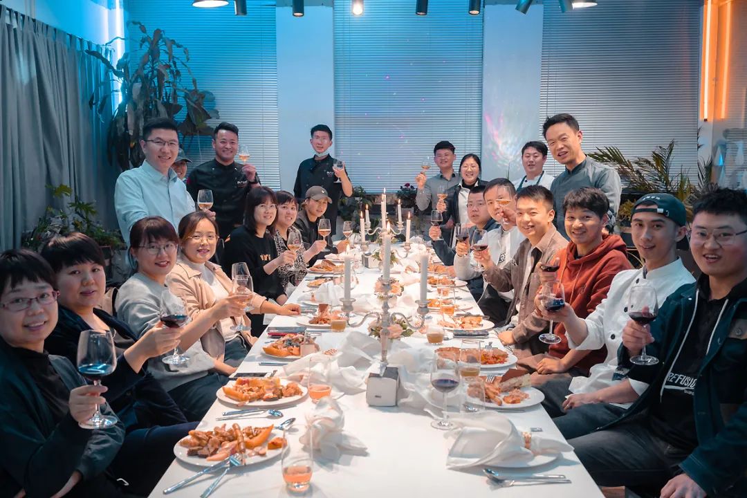 西餐餐桌布置教程,西餐厅吃饭时的餐桌布置