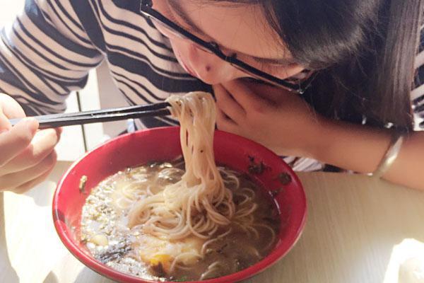 为什么夏天总是感觉肚子饿,夏天肚子老是胀什么原因