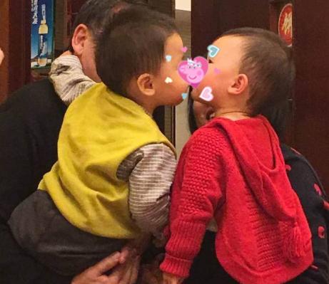 宝宝被亲脸蛋长小红点,小孩被亲了一口白色小疹子