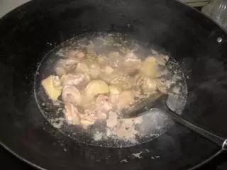 鸡肉焯水再炒是不是会柴,鸡肉焯水会不会柴