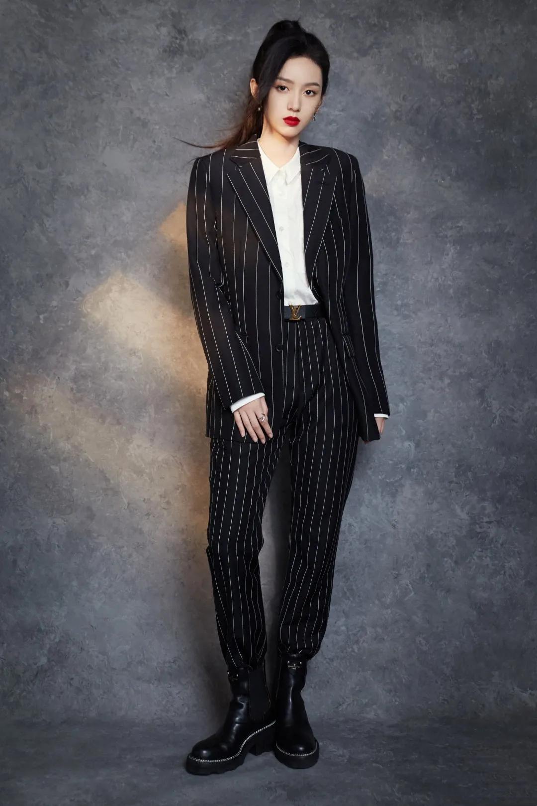 何穗冬天穿衣搭配技巧 (何穗的日常穿搭简单大方又有气质)