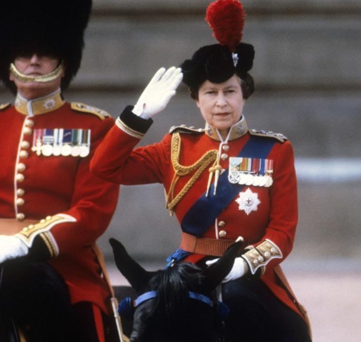 英国女王年轻时上过战场,英国女王差点中枪