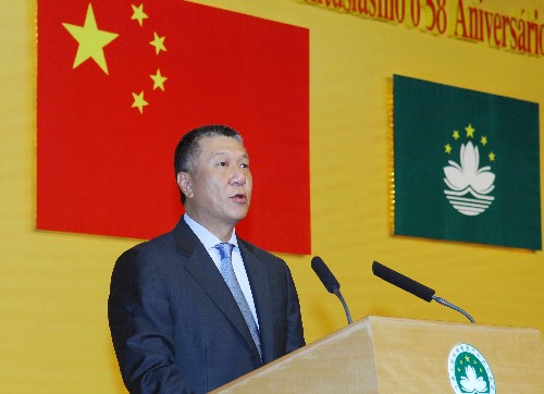 1952年澳葡挑衅，*剑英叶**关闭闸门，澳门王出面了，其子成首届特首