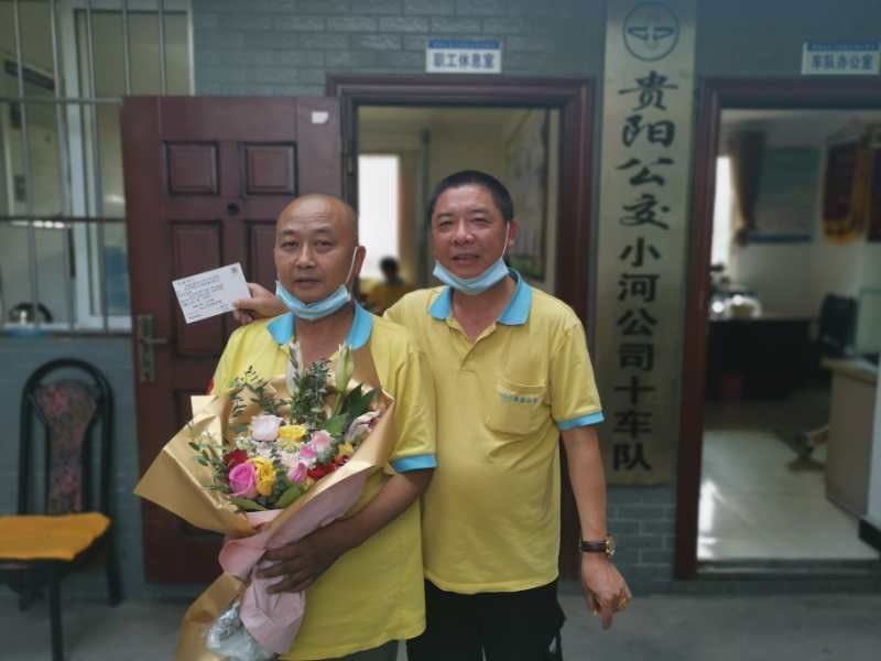 “师傅们辛苦了！”十九中师生给公交师傅送来鲜花贺卡