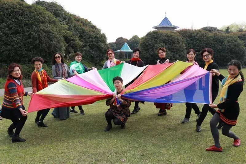 大妈旅游照专用动作,中国大妈外出旅游标准动作