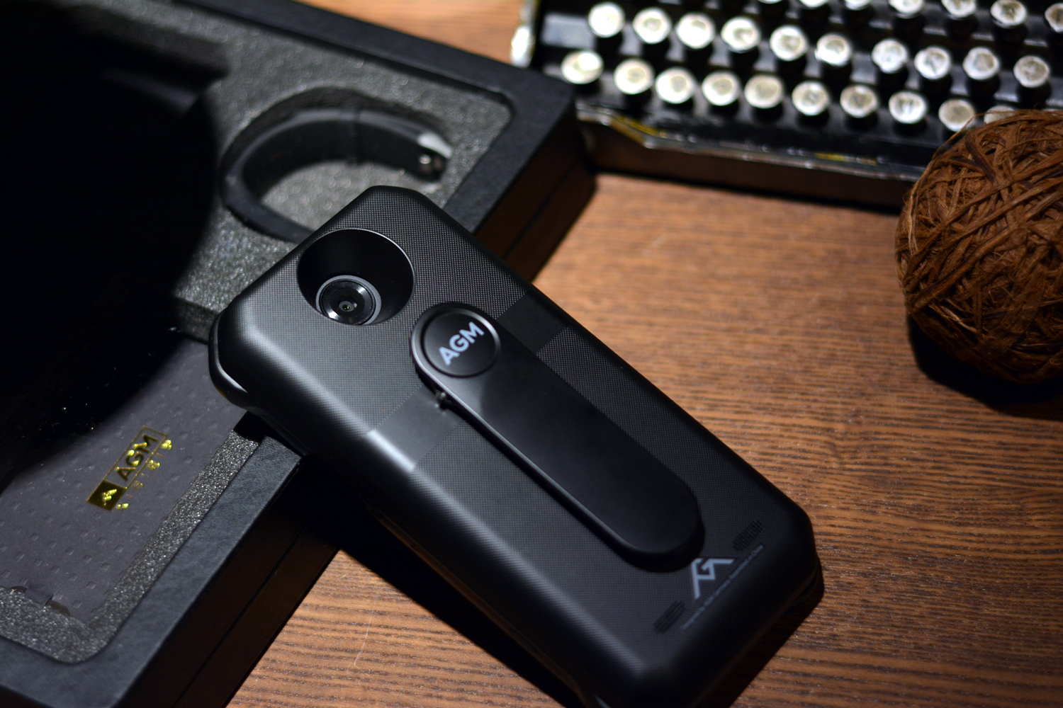 AGMH1手机:不怕摔,不怕水,能待机20天,父母最爱?