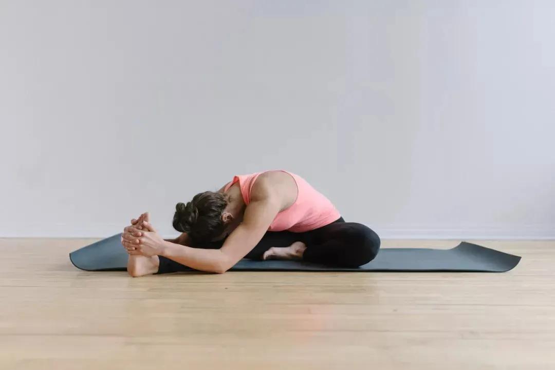 劈叉劈不下去练什么,劈叉胯不正怎么练