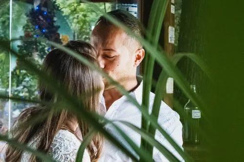 从朋友变成恋人，3招就可以教你不动声色地拉近你们的关系