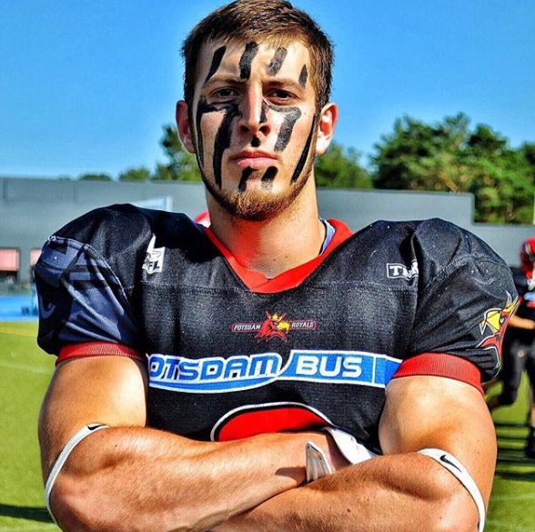 93岁奶奶恶搞27岁孙子，一夜爆红！1300万网友围观：奶奶太坑了