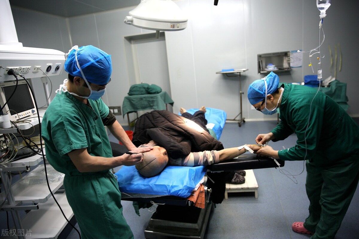 脑血管疾病引起耳朵嗡嗡响吗,脑梗老人说耳朵嗡嗡响