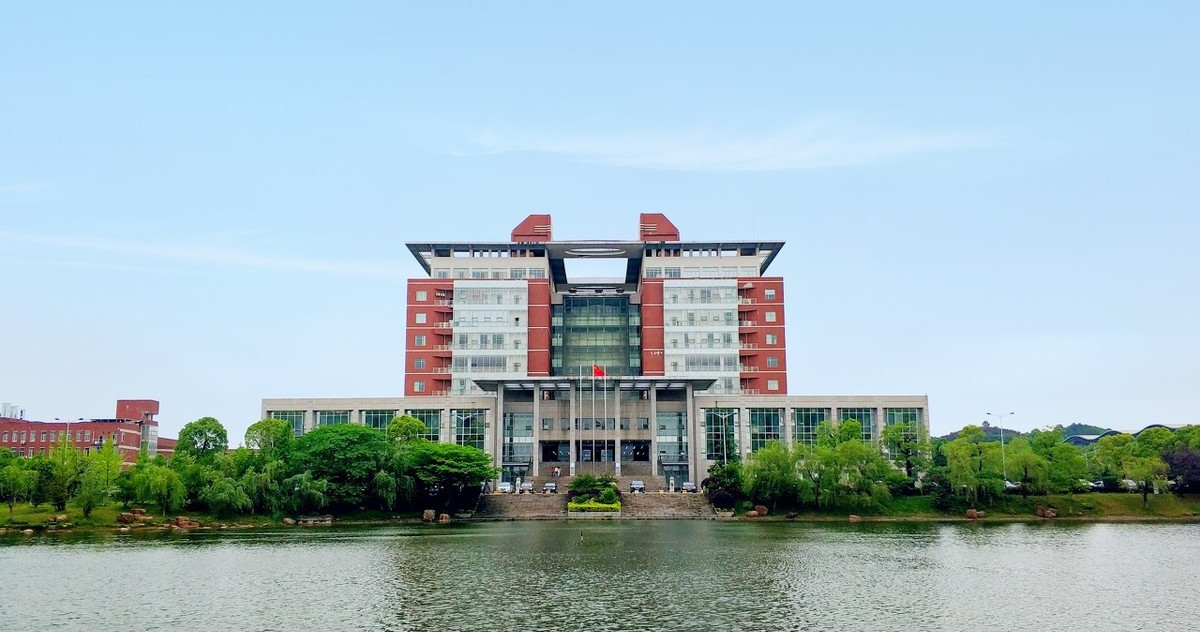 湘潭大学与长沙理工大学哪个好些,湘潭大学和长沙理工哪个好